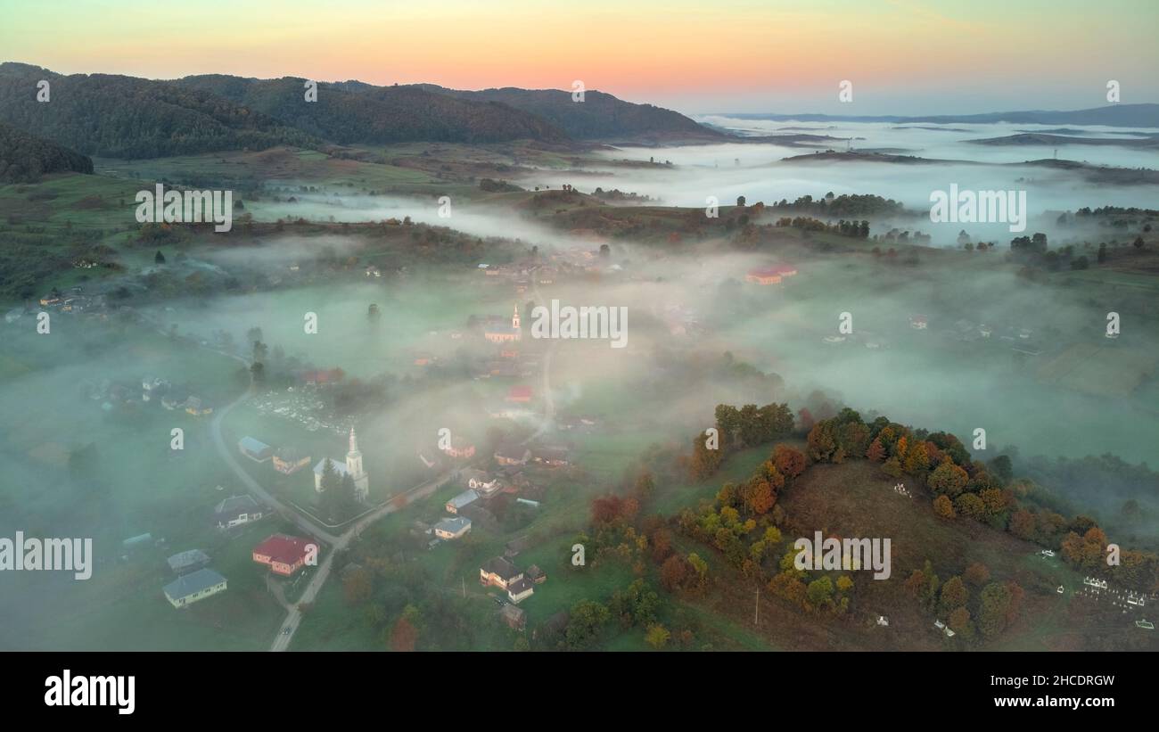 Des matins rêveux avec la brume qui engloutit le petit village de Rohia et les environs, dans l'ancienne région de Lapusului Land.Photo prise le 2nd d'OC Banque D'Images