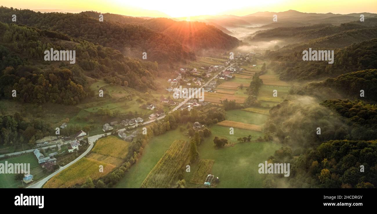 Des matins rêveux avec la brume qui engloutit le petit village de Rohia et les environs, dans l'ancienne région de Lapusului Land.Photo prise le 2nd d'OC Banque D'Images