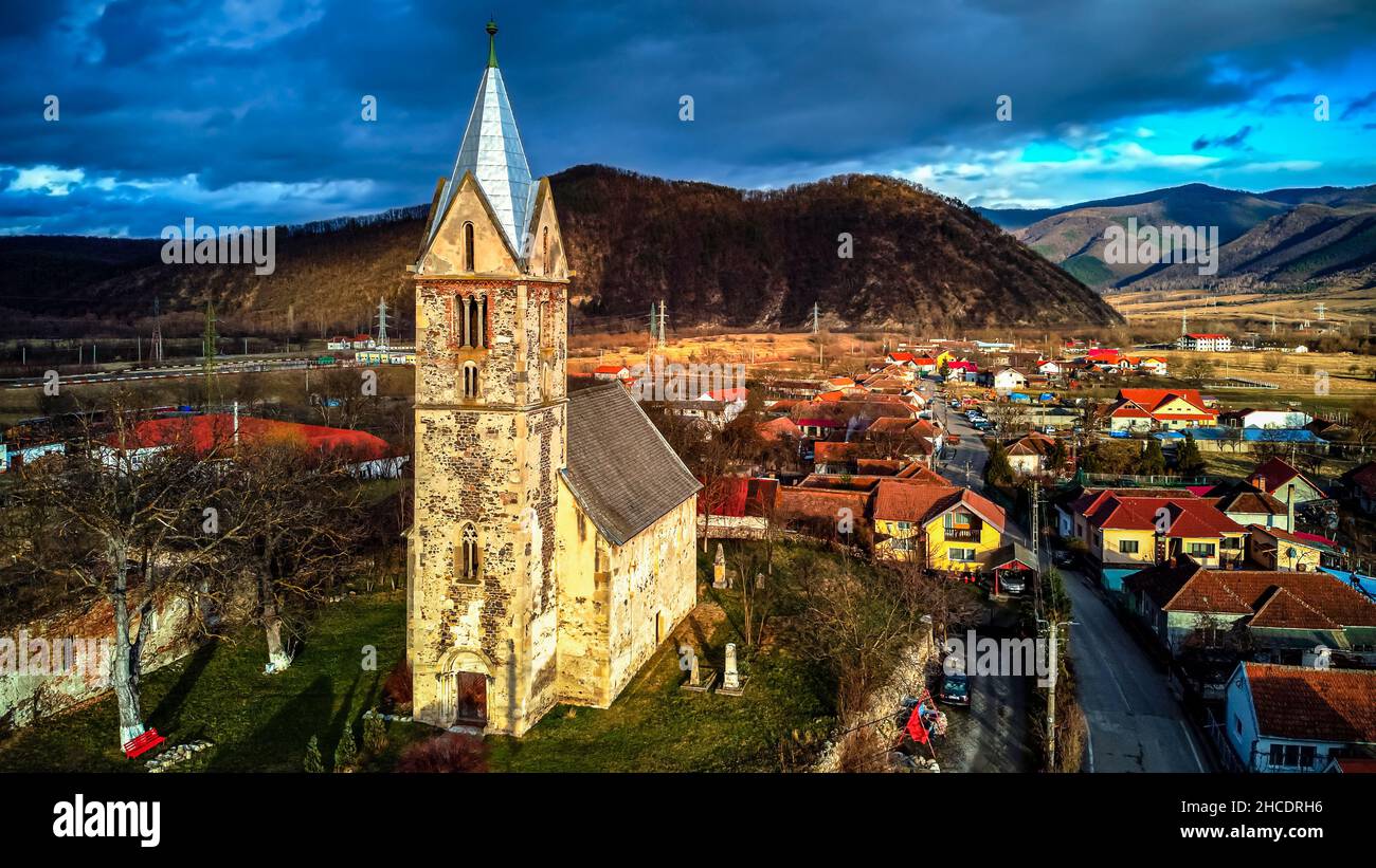 Vue aérienne de l'église réformée-calviniste Sântămăria-Orlea vue à l'heure d'or.Photo prise le 30th janvier 2021 à Hateg, dans le comté de Hunedoara, Banque D'Images Vue aérienne de l'église réformée-calviniste Sântămăria-Orlea vue à l'heure d'or.Photo prise le 30th janvier 2021 à Hateg, dans le comté de Hunedoara, Banque D'Images