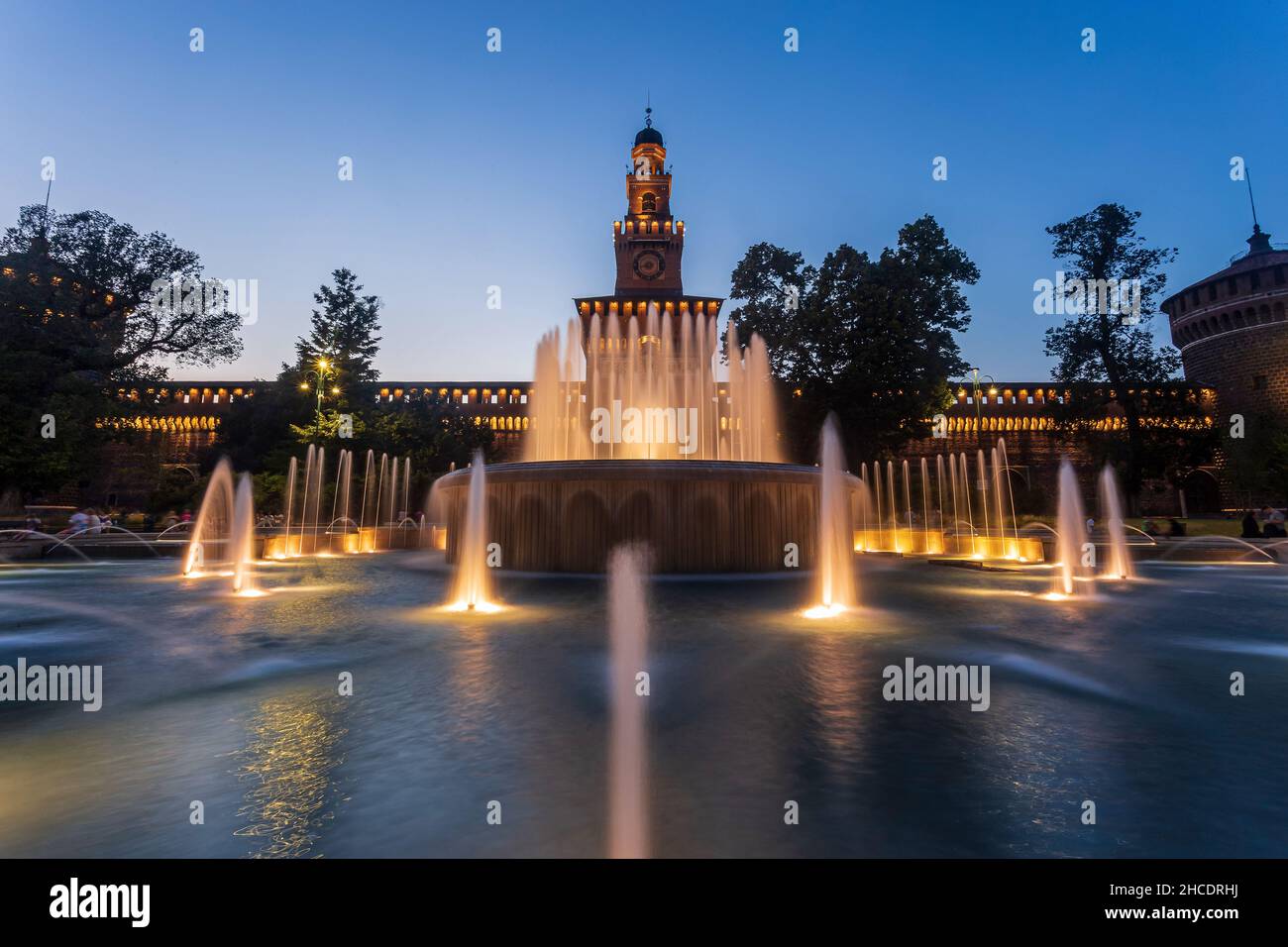 Fontaines d'eau en face du château de Sforza (Castello Sforzesco) vu pendant l'heure bleue du coucher du soleil.Photo prise le 19th août 2021 à Mila Banque D'Images