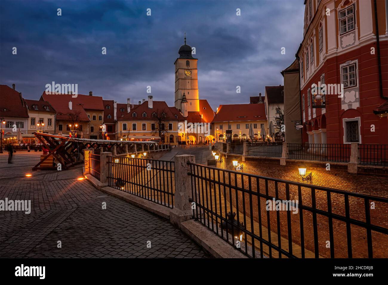 Sibiu Small Square et l'ancienne tour de l'horloge du Conseil municipal.Photo prise le 20th novembre 2021 depuis le célèbre pont de la liars à Sibiu, Transylvanie Banque D'Images