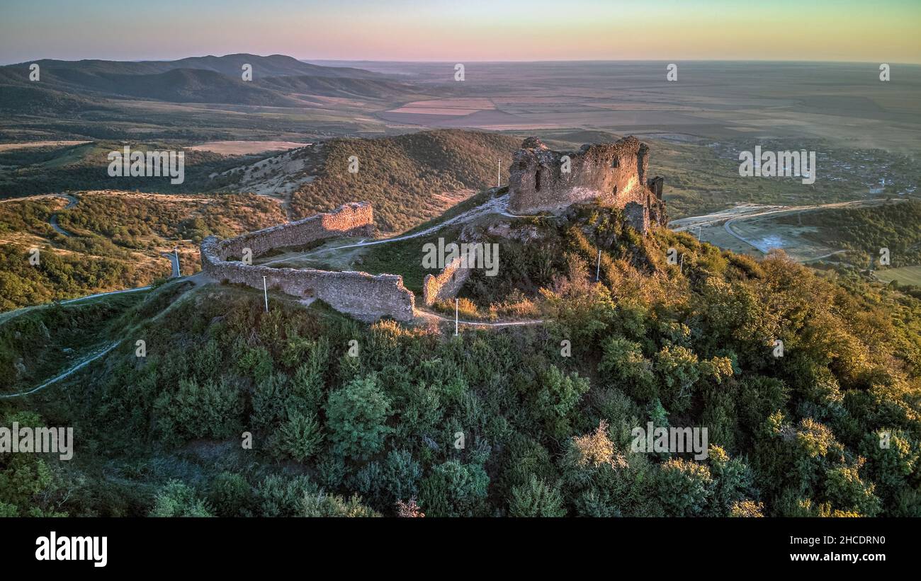 Ruines de la citadelle de Siria vues depuis le drone pendant l'heure d'or du coucher du soleil.Photo prise le 11th septembre 2021, près du village de Siria, Arad Count Banque D'Images