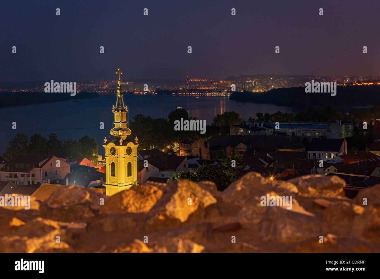 Vue aérienne de nuit de Belgrade depuis la Tour du millénaire ou la tour Gardos.Photo prise le 24th juillet 2021 dans le comté de Zemun, Belgrade, Serbie. Banque D'Images