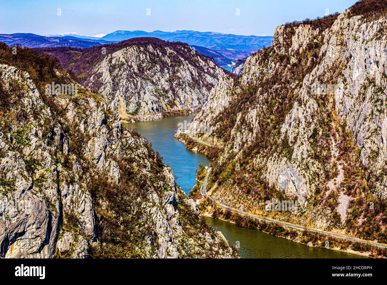 Vue sur les gorges du Danube (Cazanele mari) qui ressemblent aux célèbres fjords nordiques.Photo prise le 10th avril 2021 lors de la randonnée de Ciucaru Mare, RO Banque D'Images