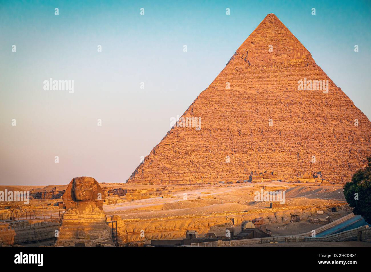 La grande pyramide de Gizeh et le Sphinx vu à l'heure d'or du lever du soleil.Photo prise le 21st juin 2021, sur le plateau de Gizeh, le Caire, Égypte. Banque D'Images