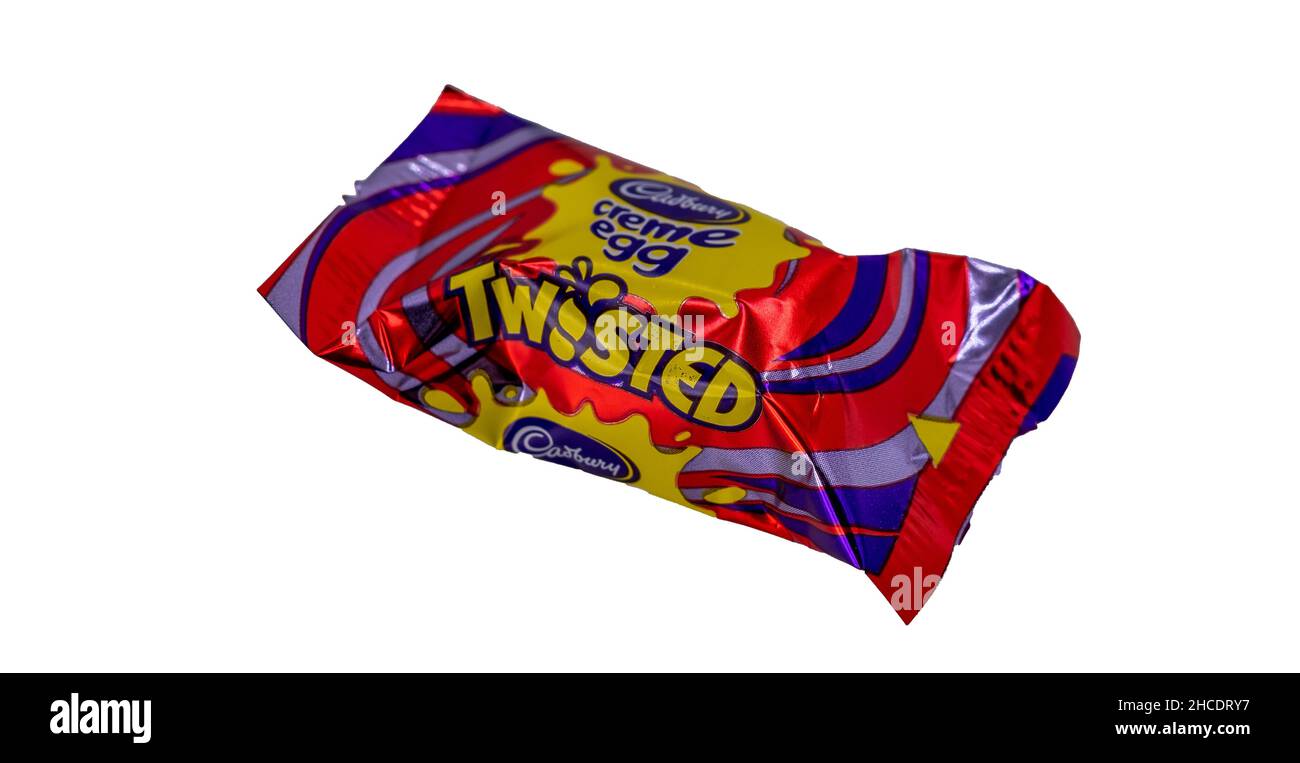 Norwich, Norfolk, Royaume-Uni – décembre 2021.Gros plan d'une barre de chocolat Twisted Ccrème Egg de Cadbury coupée sur un fond blanc Uni.C'est juste Banque D'Images