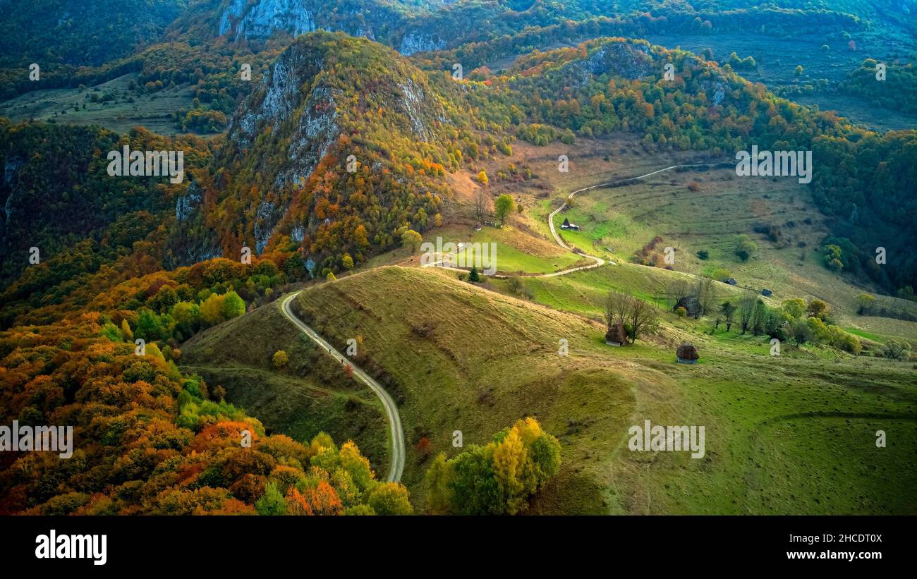Vue aérienne sur le vieux village Transylvanien traditionnel de Dumesti, pendant une matinée d'automne.Photo prise le 17th octobre 2021 près de l'ancien vill Banque D'Images
