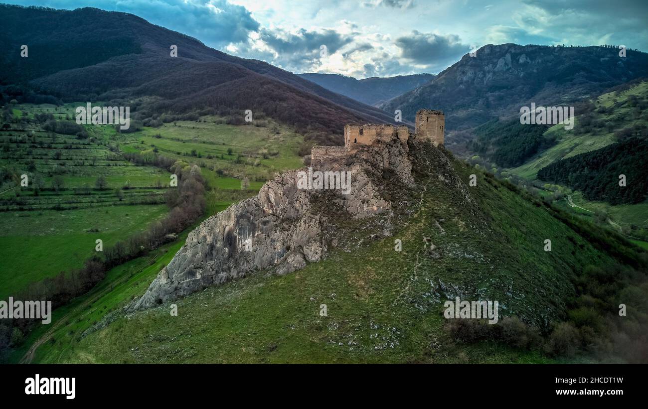 La forteresse de Trascaului a été construite vers l'année 1296 par le Trasgau Thoroczkay voievod après l'invasion de Tartar (Mongolie) en 1241.Maintenant se pose en ruines après Banque D'Images