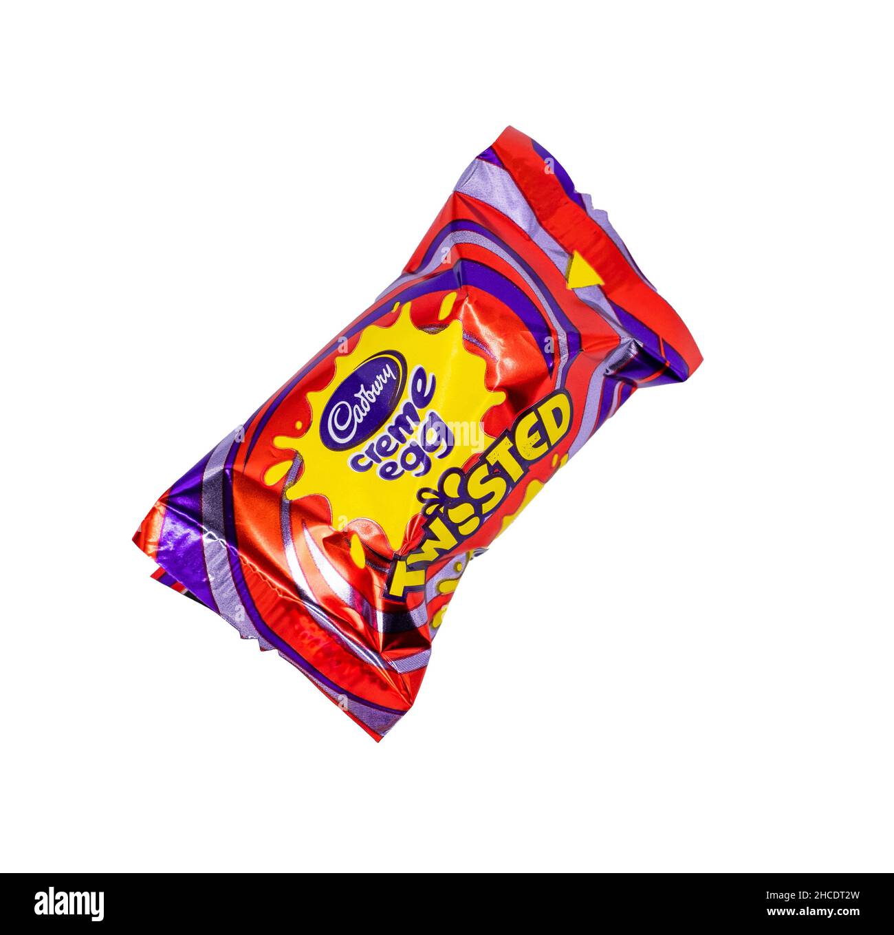 Norwich, Norfolk, Royaume-Uni – décembre 2021.Gros plan d'une barre de chocolat Twisted Ccrème Egg de Cadbury coupée sur un fond blanc Uni.C'est juste Banque D'Images