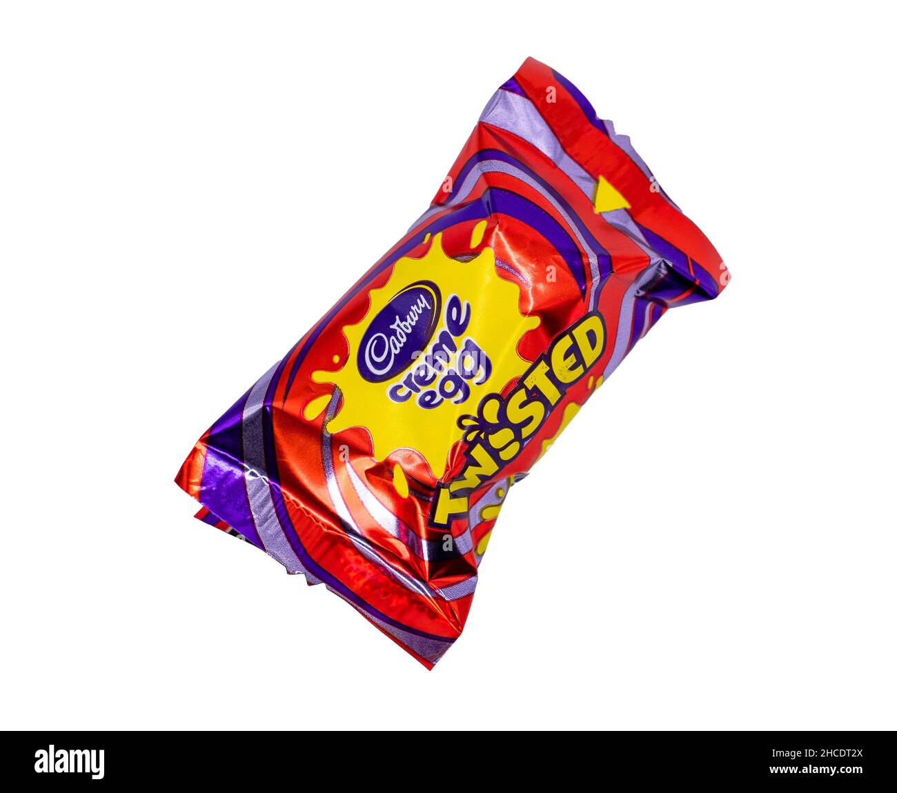 Norwich, Norfolk, Royaume-Uni – décembre 2021.Gros plan d'une barre de chocolat Twisted Ccrème Egg de Cadbury coupée sur un fond blanc Uni.C'est juste Banque D'Images