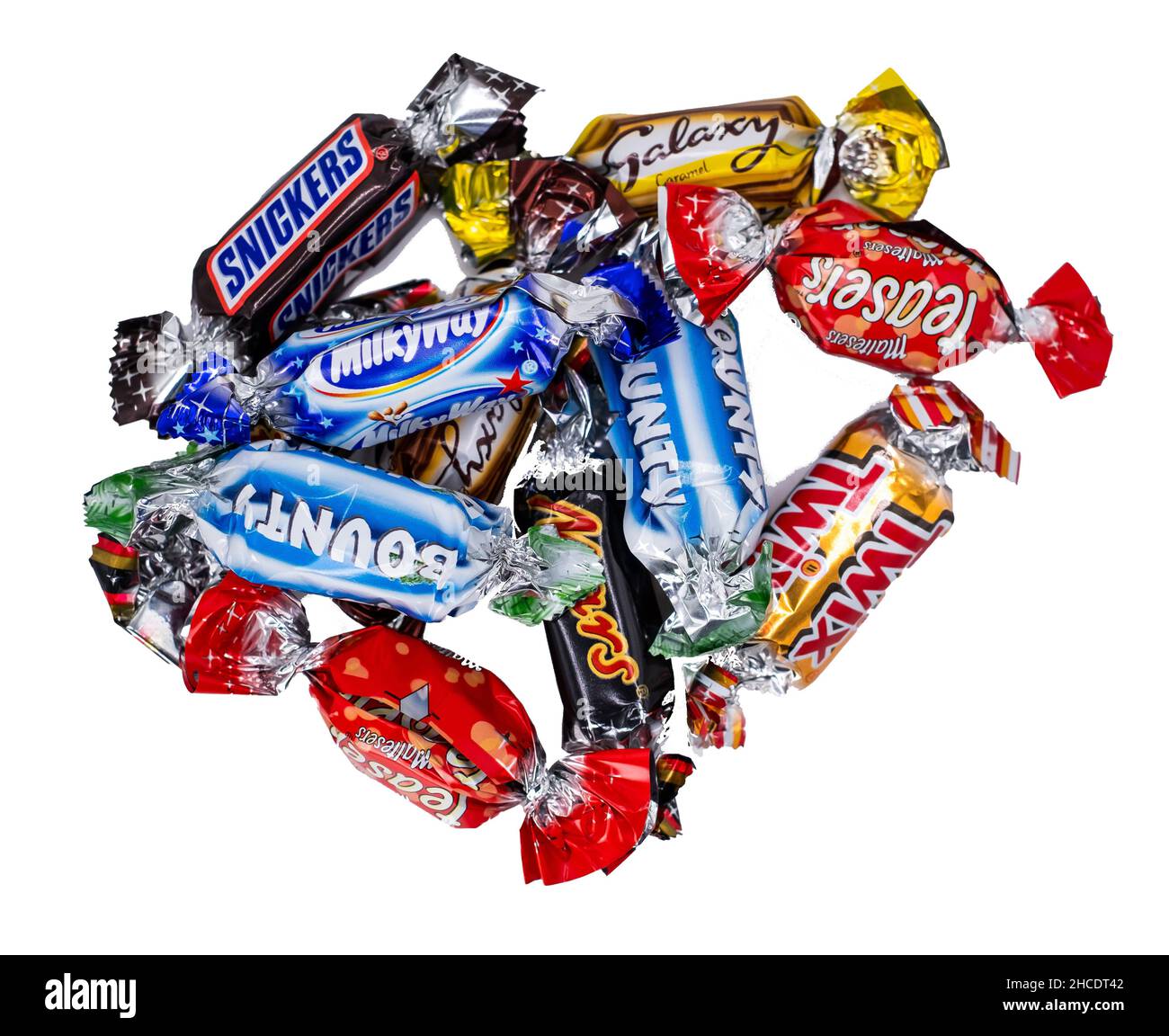 Norwich, Norfolk, Royaume-Uni – décembre 2021.Plusieurs barres individuelles de chocolat d'une boîte de chocolats Mars Celebrations coupées et isolées sur une plaine Banque D'Images