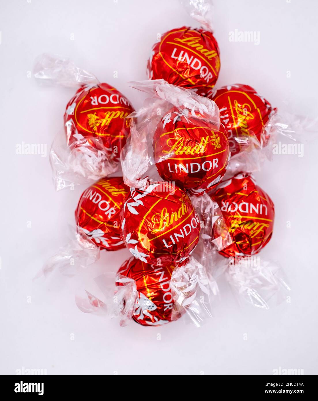 Norwich, Norfolk, Royaume-Uni – décembre 2021.Gros plan de bonbons au chocolat Lindt Lindor coupés isolés sur un fond blanc Uni Banque D'Images