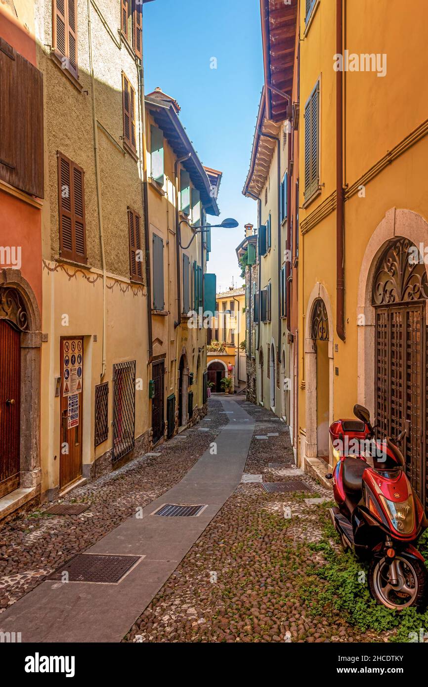 Promenade dans les rues étroites et colorées de la vieille ville de Desenzano del Garda.Photo prise le 20th août 2021 à Desenzano del Garda, Brescia pro Banque D'Images