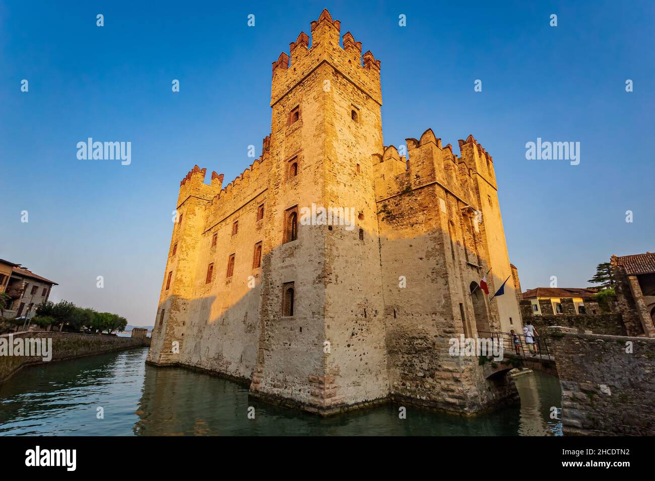 Le château Scaliger entouré par le lac de Garde vu à l'heure d'or.Photo prise le 20th août 2021 à Sirmione, province de Brescia, Lombardie, Ital Banque D'Images