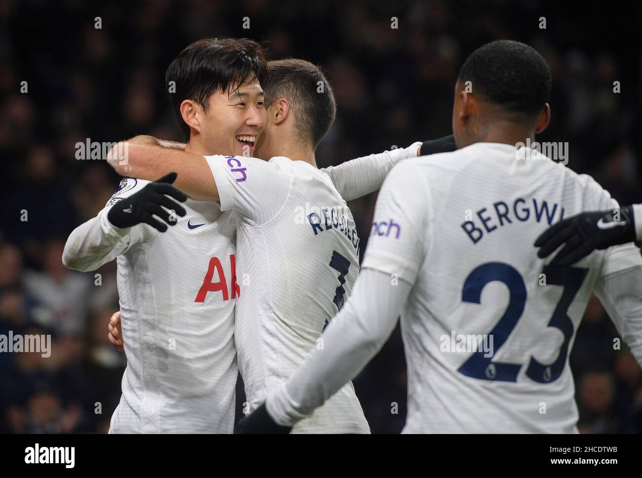 Heung-min son célèbre son but lors du match de la Premier League au Tottenham Hotspur Stadium, Londres. Banque D'Images