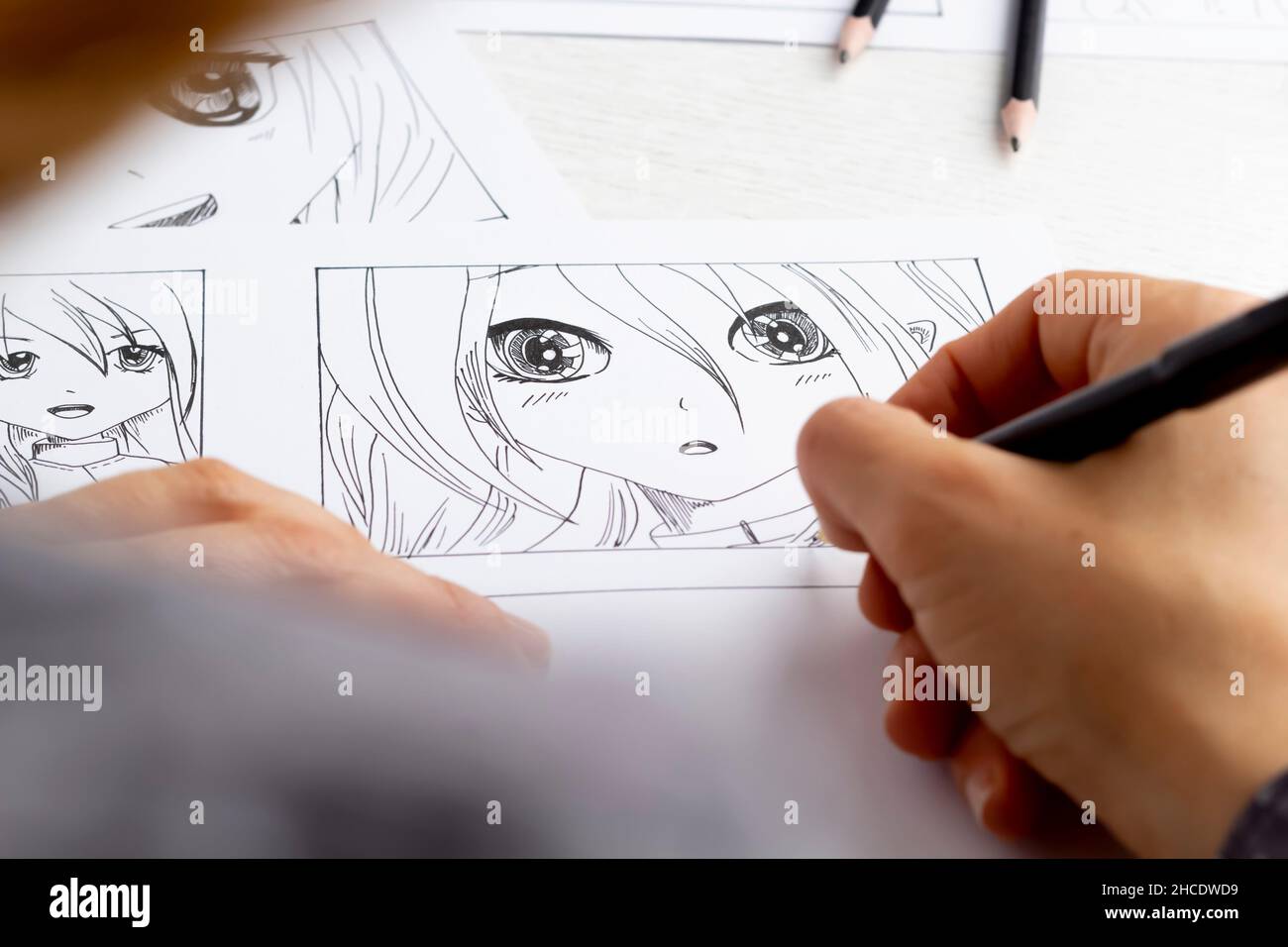 Un artiste dessine un storyboard d'un livre de BD animé.Style Manga. Banque D'Images