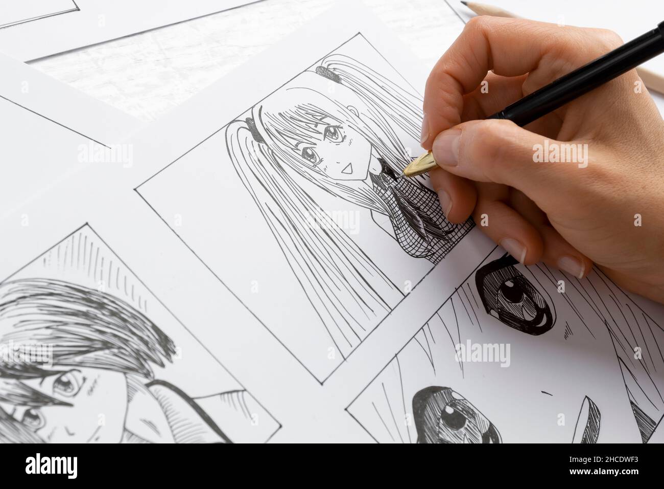 Un artiste dessine un storyboard d'un livre de BD animé.Style Manga. Banque D'Images