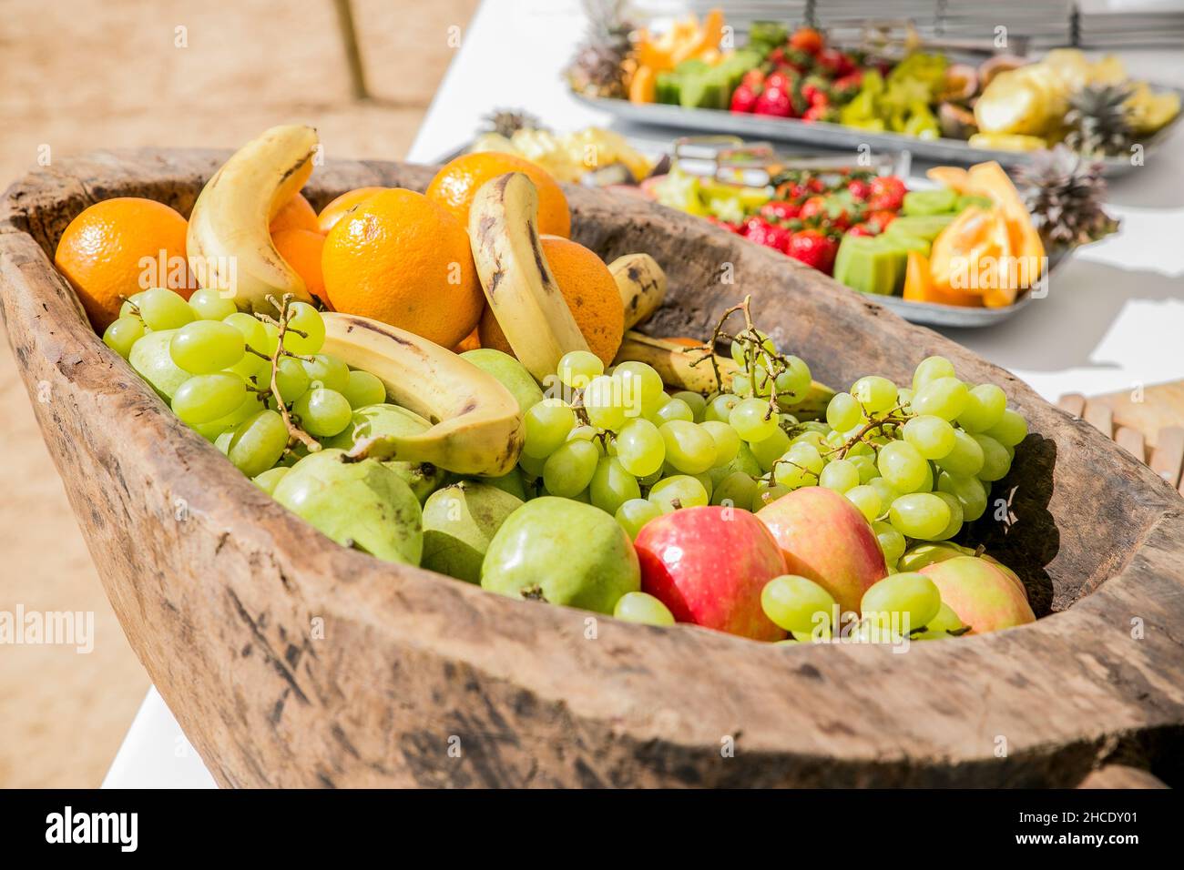 Fruit buffet - fruits frais coupés sur des assiettes prêtes à manger Banque D'Images