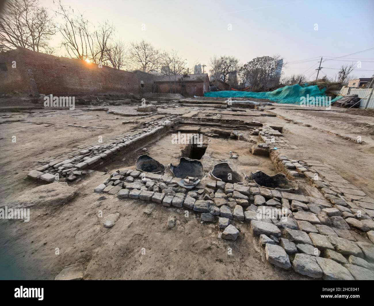 Hengshui.28th décembre 2021.Photo prise le 28 novembre 2021 montre un ancien site vinicole déterré dans le district de Taocheng à Hengshui, dans la province de Hebei, au nord de la Chine.Un site viticole de grande envergure datant de la fin de la dynastie Ming (1368-1644) et du début de la dynastie Qing (1644-1911) a été découvert dans la province de Hebei, dans le nord de la Chine.Couvrant une superficie d'environ 3 000 mètres carrés, des fosses, des champs de séchage, des cuisinières à distillation souterraine et un grand nombre de reliques, y compris des pièces en céramique, des métaux, du verre et des coquilles, ont été déterrés sur le site.Credit: Xinhua/Alay Live News Banque D'Images