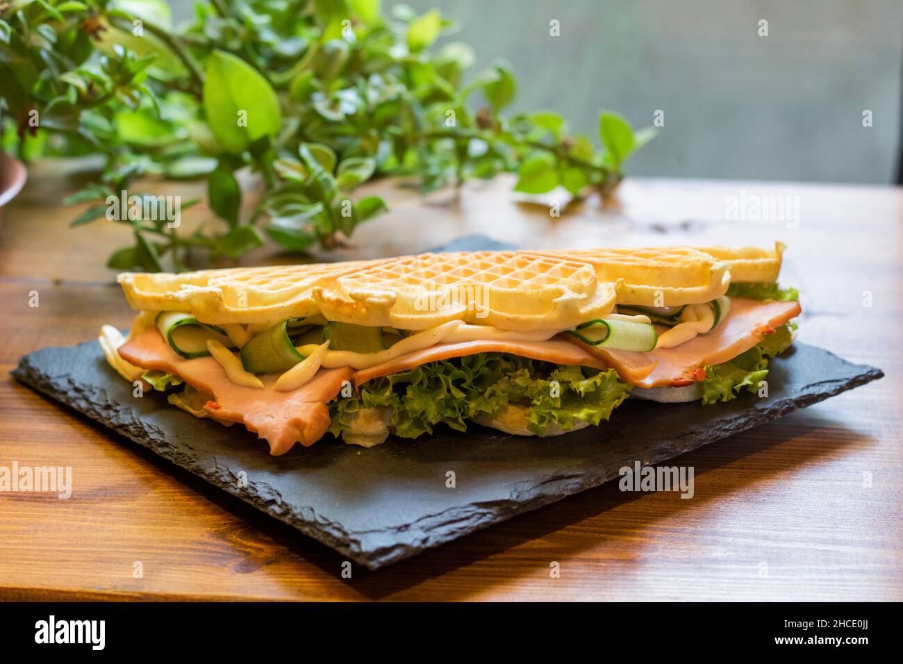 Gaufre belge avec poisson et avocat sur le plat noir Banque D'Images