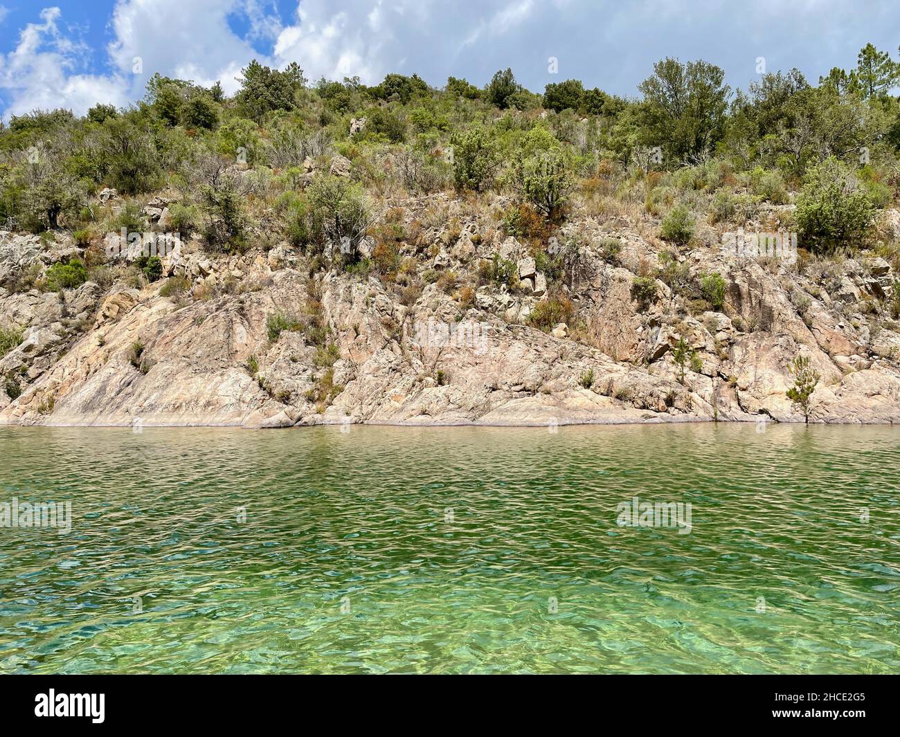 Rivière Solenzara au pied des sommets de Bavella en Corse-du-Sud, France.Piscine avec eau verte émeraude. Banque D'Images