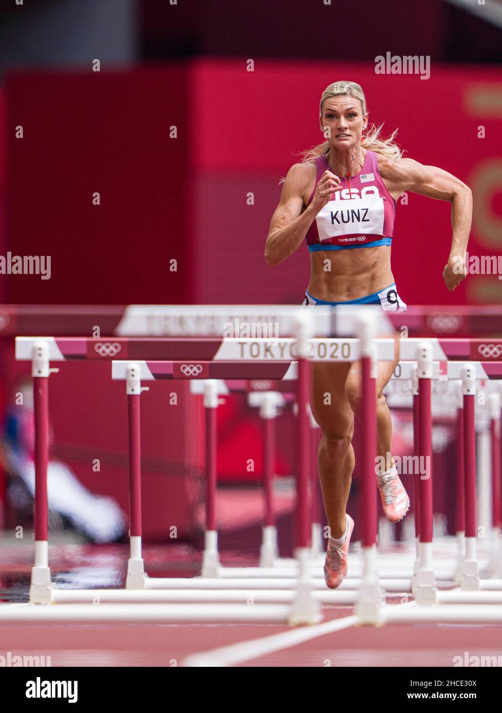 Annie Kunz participant aux haies de 100 mètres de l'heptathlon aux Jeux Olympiques de Tokyo en 2020. Banque D'Images