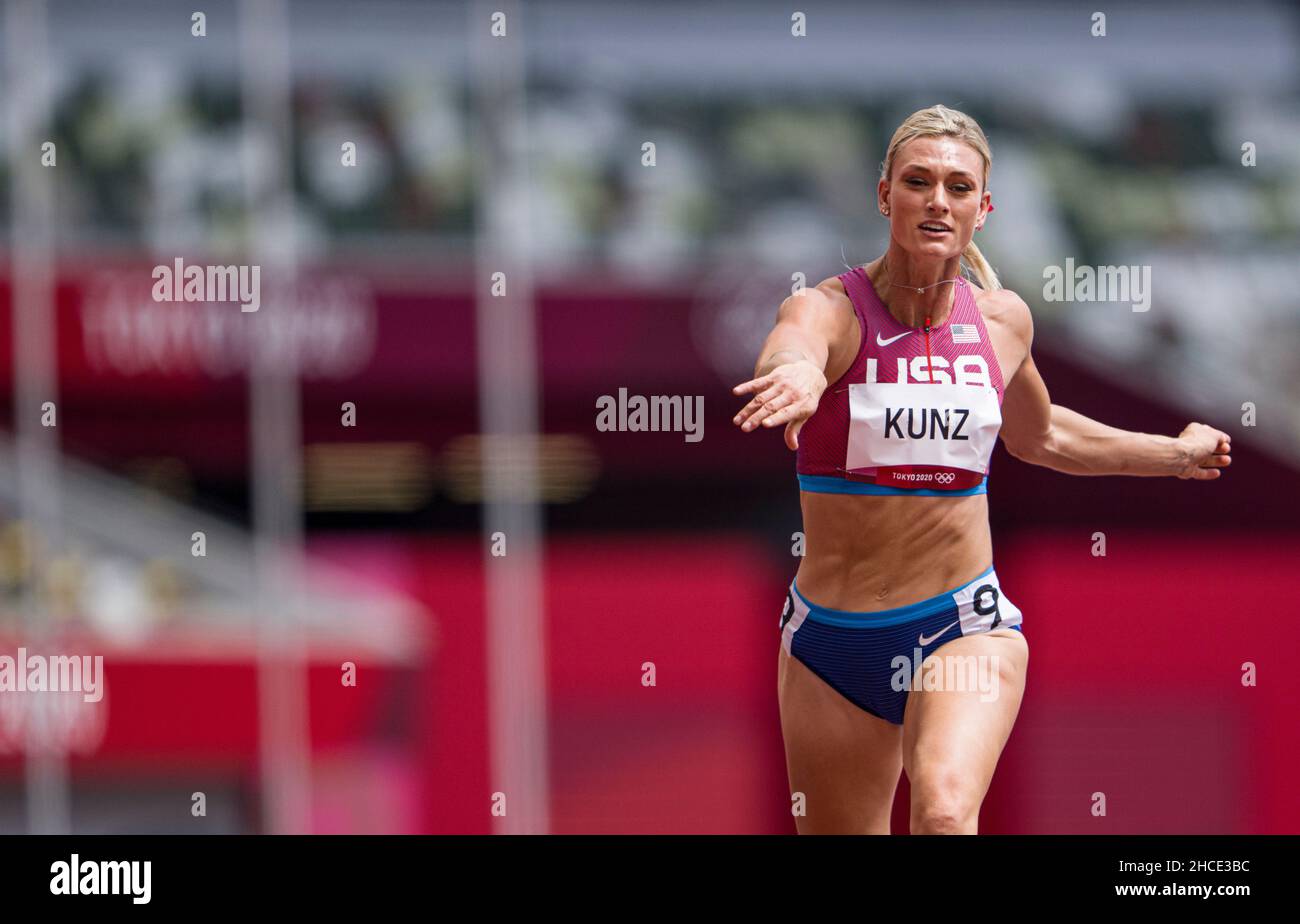 Annie Kunz participant aux haies de 100 mètres de l'heptathlon aux Jeux Olympiques de Tokyo en 2020. Banque D'Images