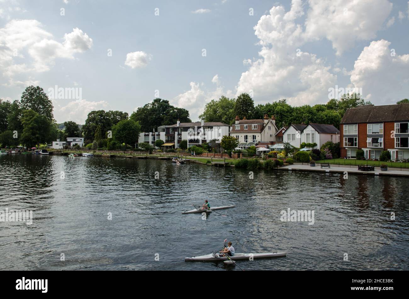 Marlow, Royaume-Uni - 19 juillet 2021 : les élèves apprennent à s'affiler sur la Tamise à Marlow, Buckinghamshire, au cours d'un après-midi ensoleillé d'été. Banque D'Images