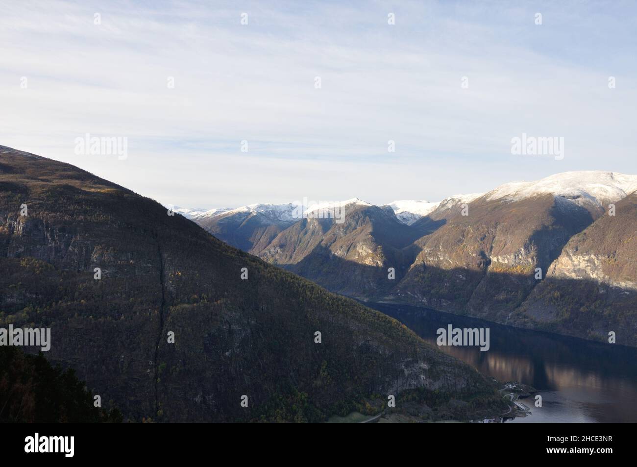 Hoch über dem Aurlandsfjord (Norwegen) bietet sich vom Aussichtspunkt Stegastein ein atemberaubender Blick, im Fjord spiegeln sich die steilen Felsen. Banque D'Images