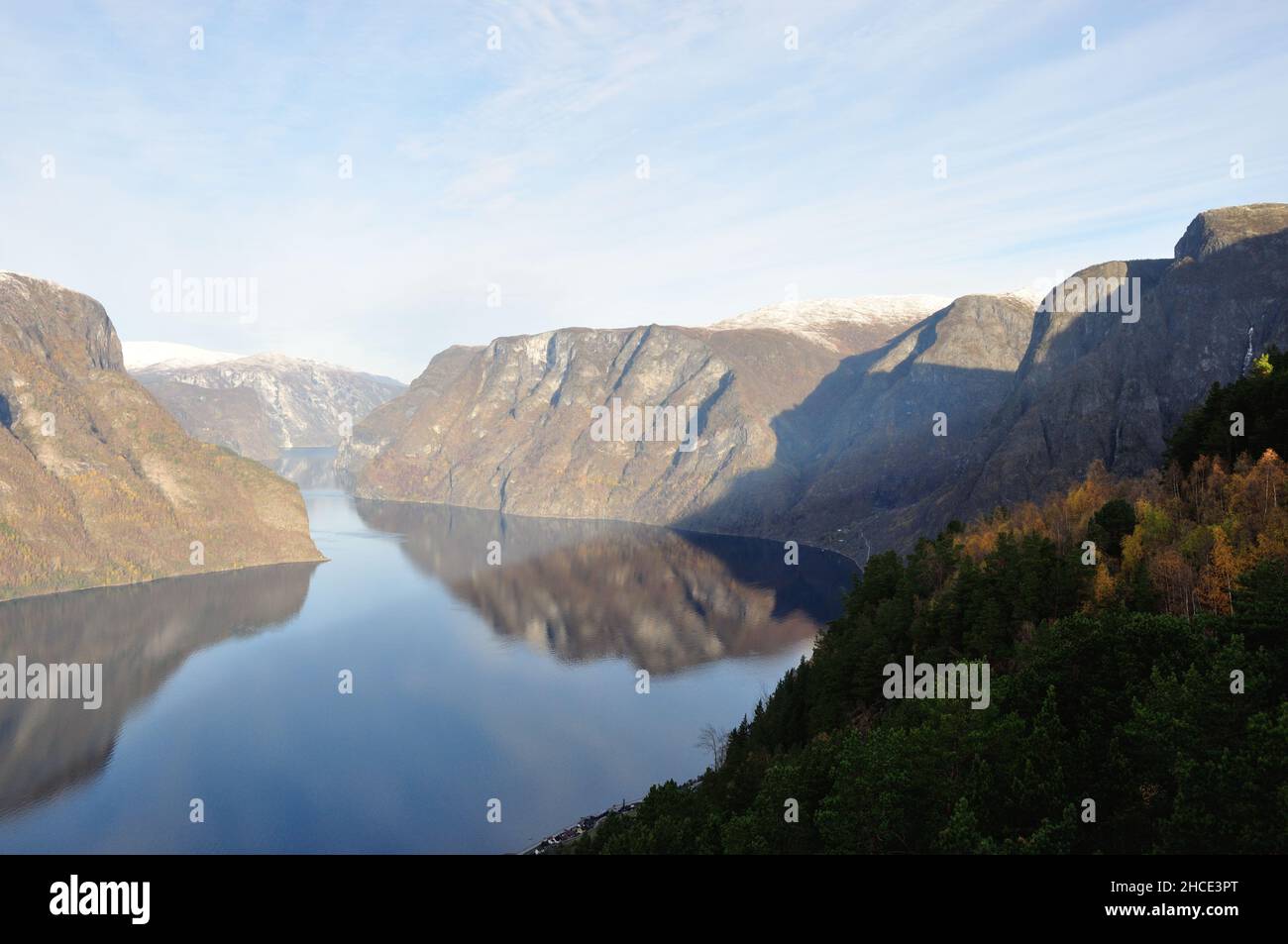 Hoch über dem Aurlandsfjord (Norwegen) bietet sich vom Aussichtspunkt Stegastein ein atemberaubender Blick, im Fjord spiegeln sich die steilen Felsen. Banque D'Images