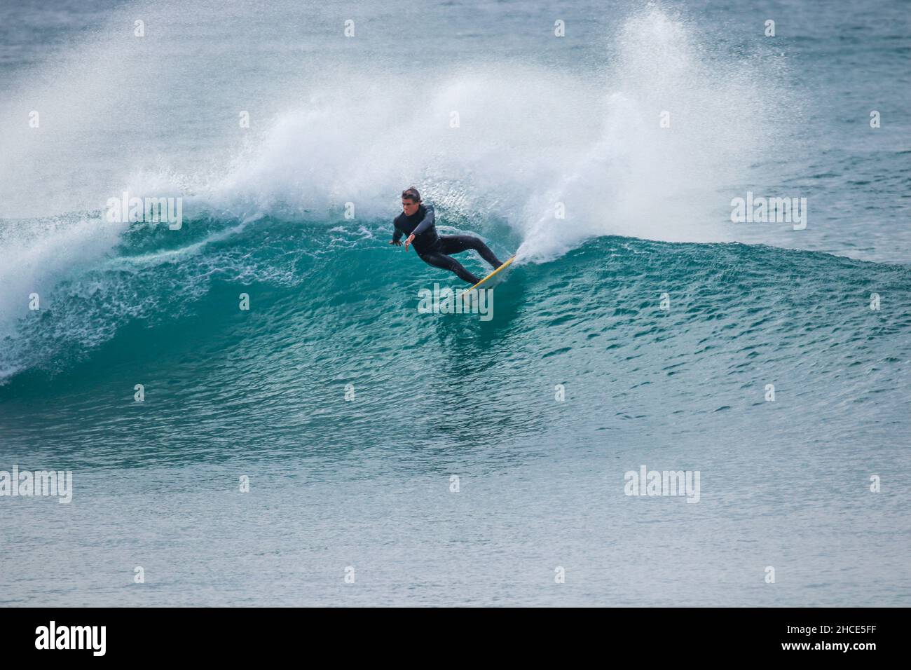 Surfez sur une vague parfaite par beau temps Banque D'Images