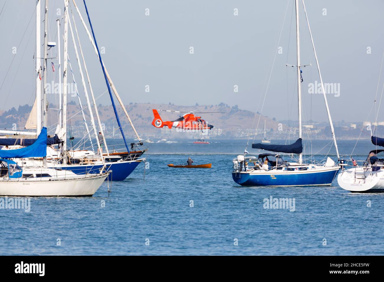 Eurocopter Dolphin de la Garde côtière américaine montre un sauvetage dans la baie de San Francisco pendant la Fleet week 2019. Banque D'Images