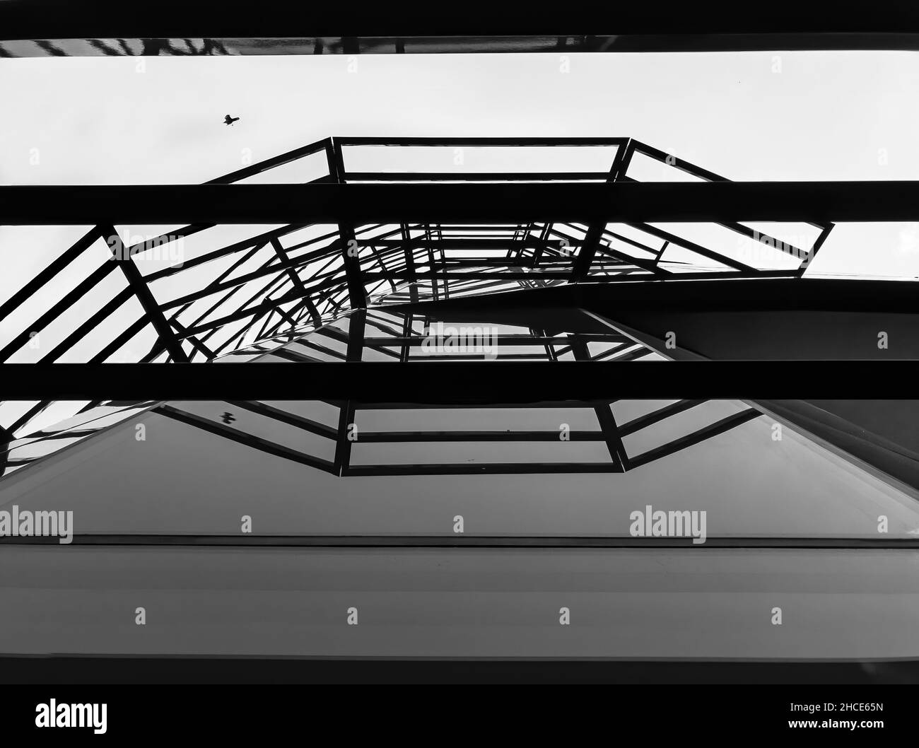 Photo à angle bas d'un bâtiment en verre sur un fond ciel clair Banque D'Images