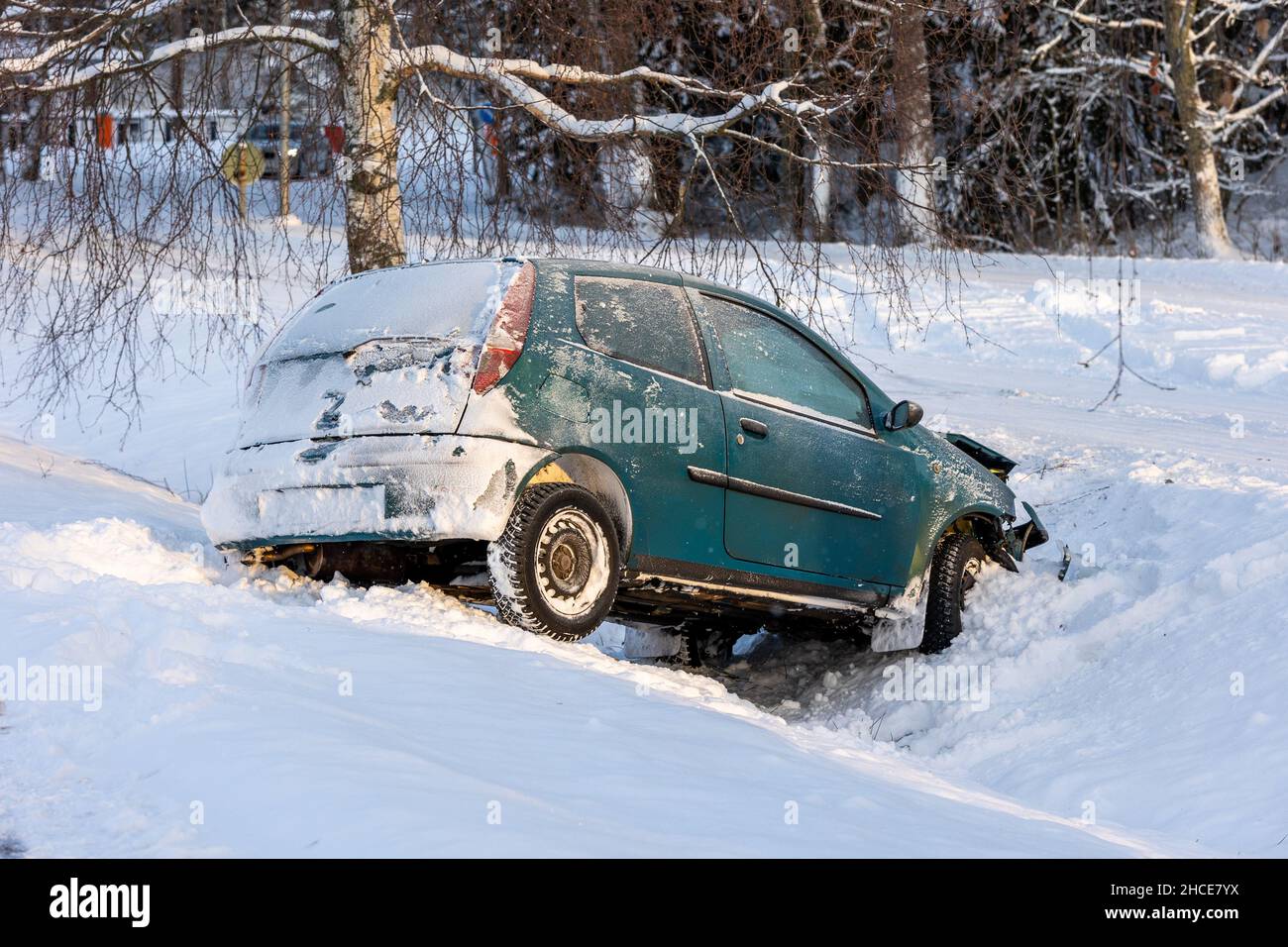 Accident de voiture en hiver.Véhicule épave dans un fossé dans la neige.Mauvaise conduite et sécurité Banque D'Images