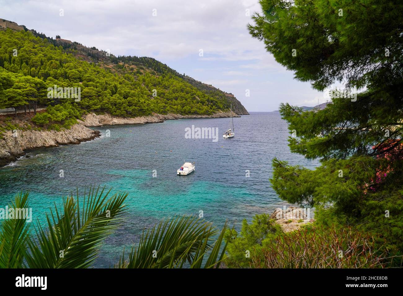 Asos bay et village sur la côte ouest de l'île de Céphalonie, Grèce. Banque D'Images