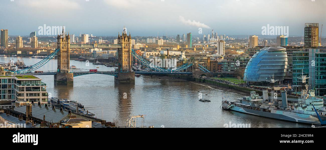 Panorama aérien du célèbre Tower Bridge historique au-dessus de la Tamise à Londres, en Angleterre Banque D'Images