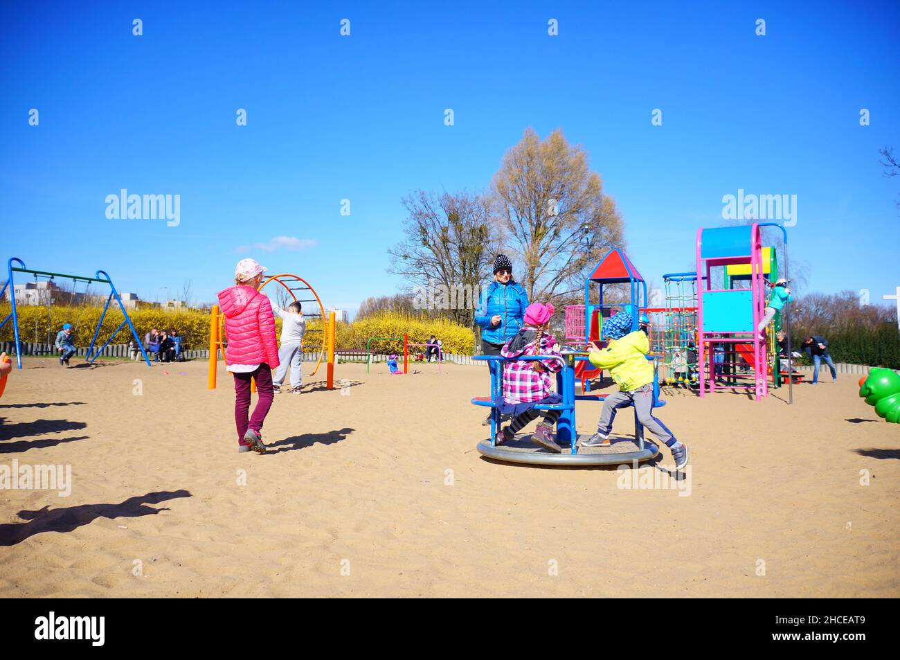 Parc Jan Pawla à Poznan, Pologne. Les enfants jouent sur une aire de jeux Banque D'Images