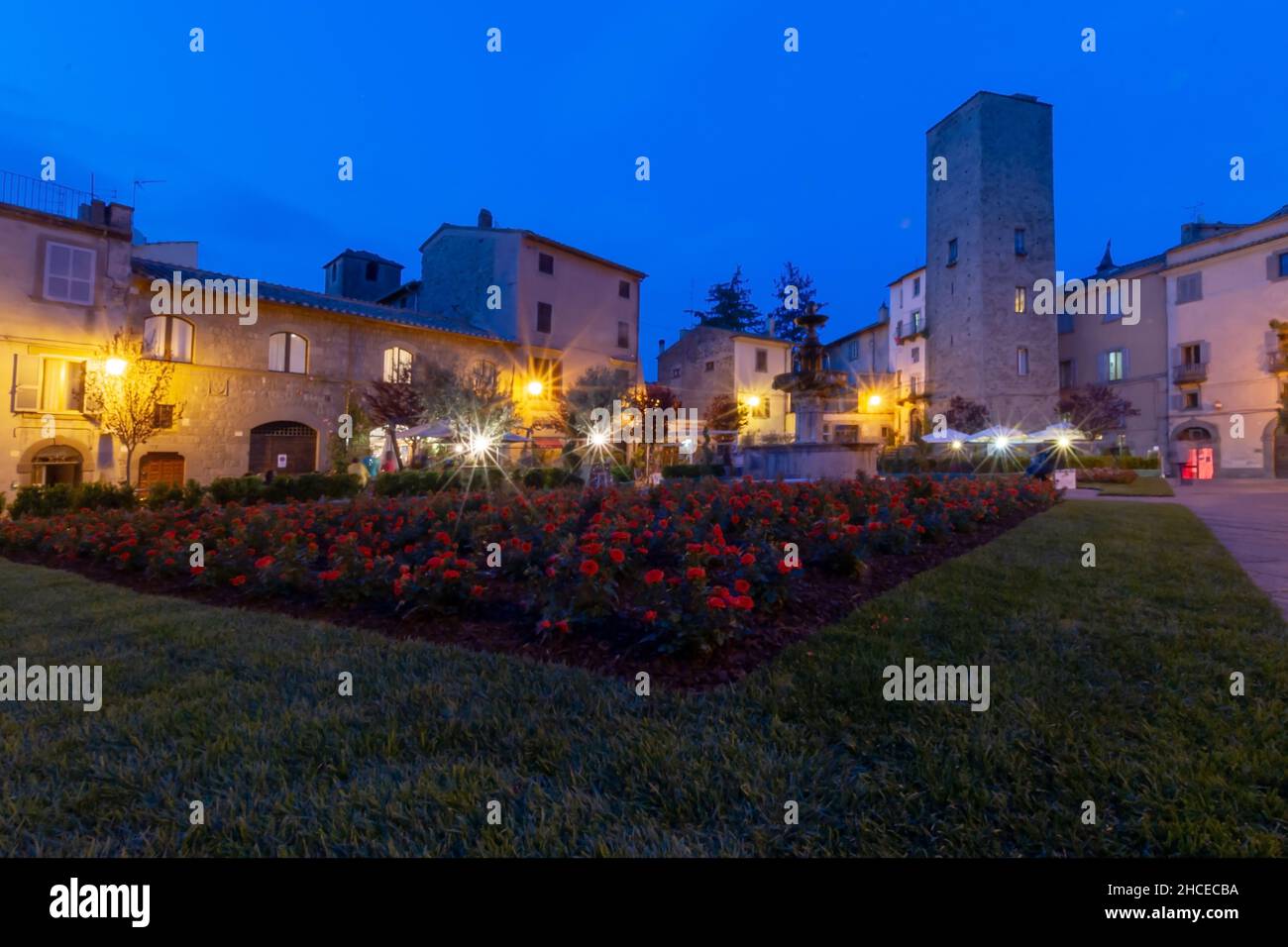 Piazza del Gesu’ sqaure la nuit, Vieille ville, Viterbo, Lazio, Italie,Europe Banque D'Images