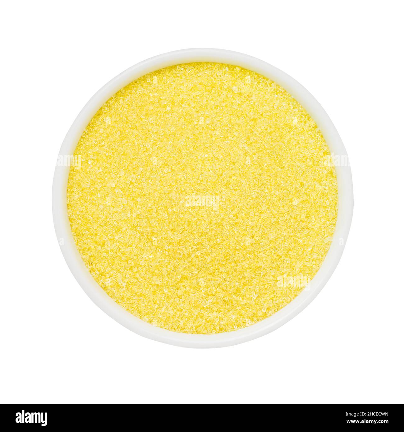 Sucre de bain jaune dans un bol isolé sur fond blanc avec un chemin d'écrêtage.Concept SPA.Vue de dessus Banque D'Images