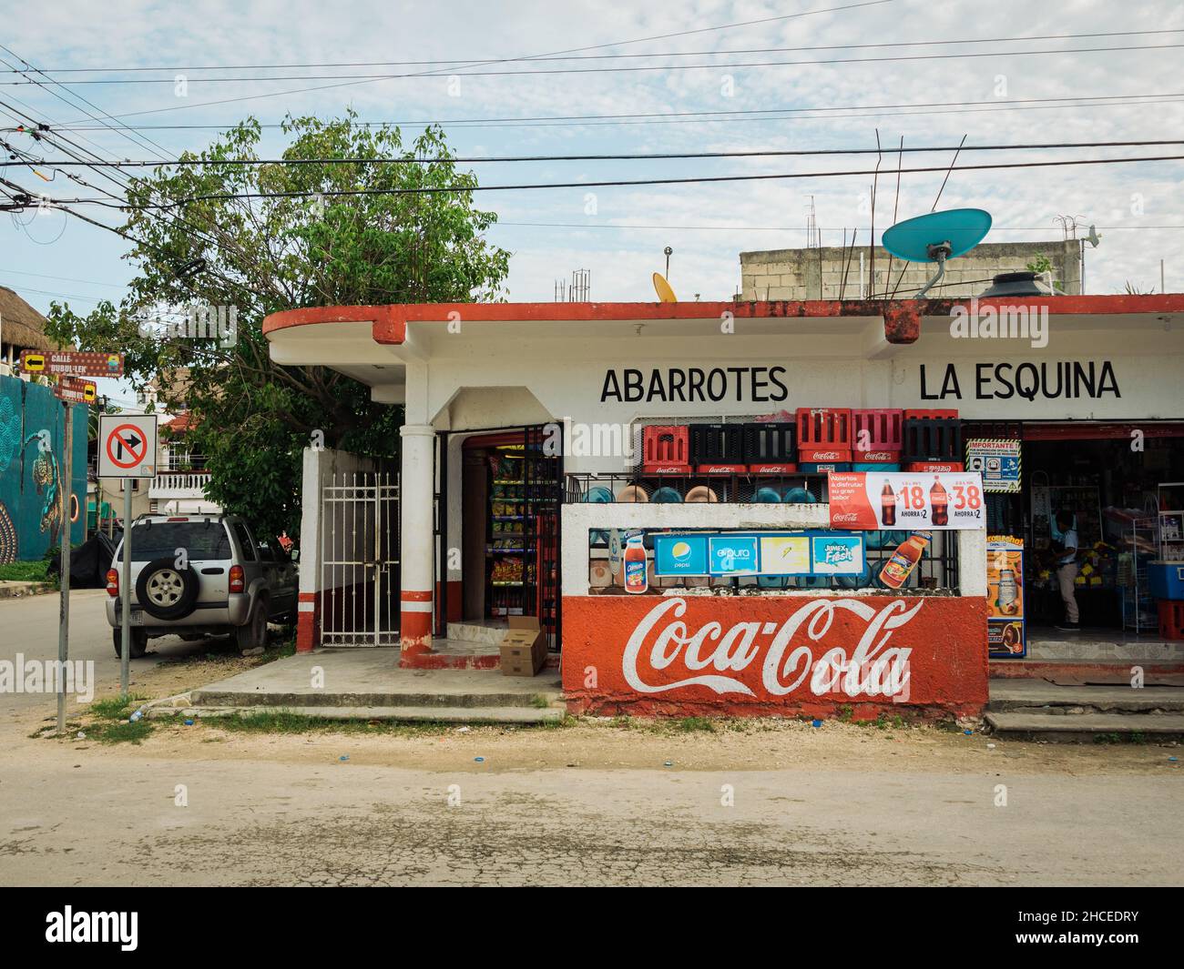 Petite épicerie avec enseignes Coca-Cola peintes à la main, à Tulum, Quintana Roo, Mexique Banque D'Images