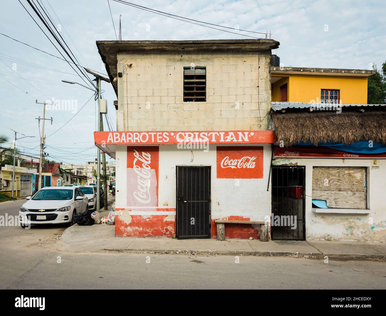 Petite épicerie avec enseignes Coca-Cola peintes à la main, à Tulum, Quintana Roo, Mexique Banque D'Images