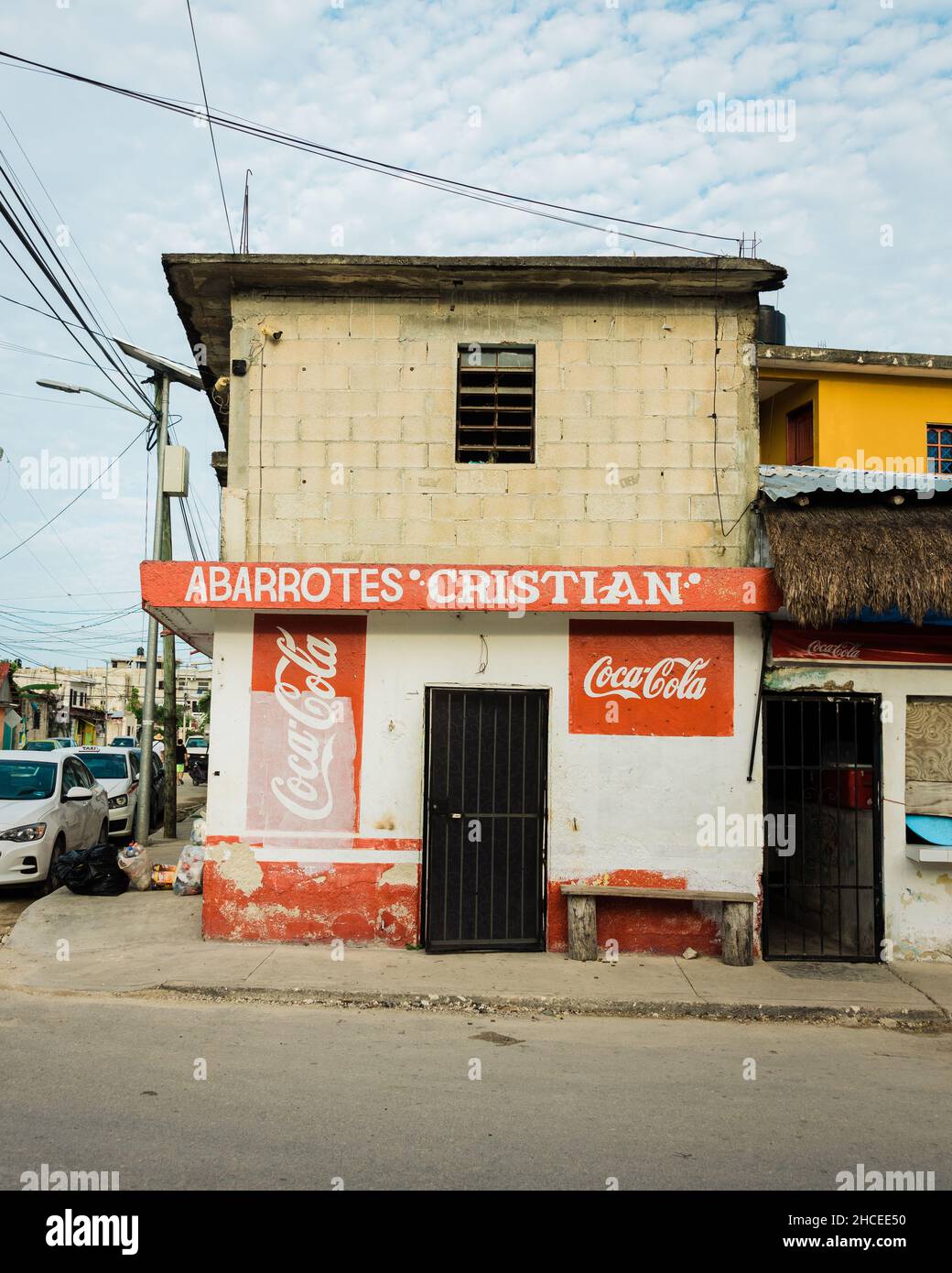 Petite épicerie avec enseignes Coca-Cola peintes à la main, à Tulum, Quintana Roo, Mexique Banque D'Images