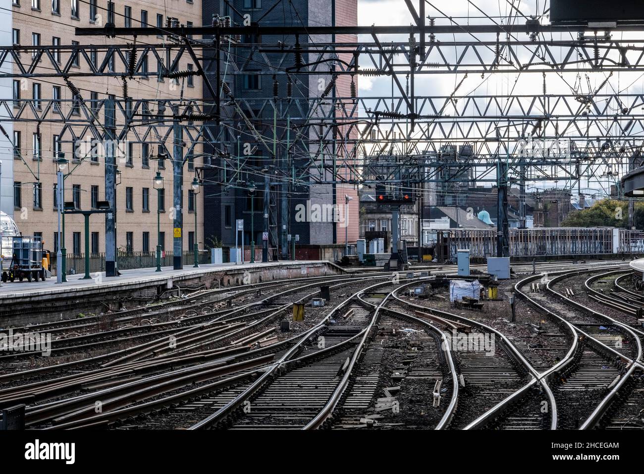 Les navetteurs voyageant en train et dans les gares très fréquentées Banque D'Images