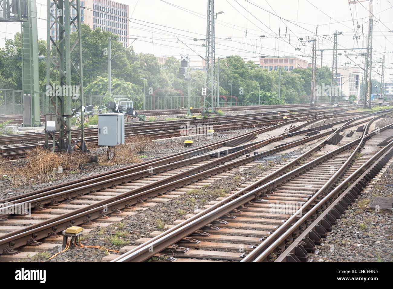 Allume les voies ferrées surélevées par temps brumeux Banque D'Images