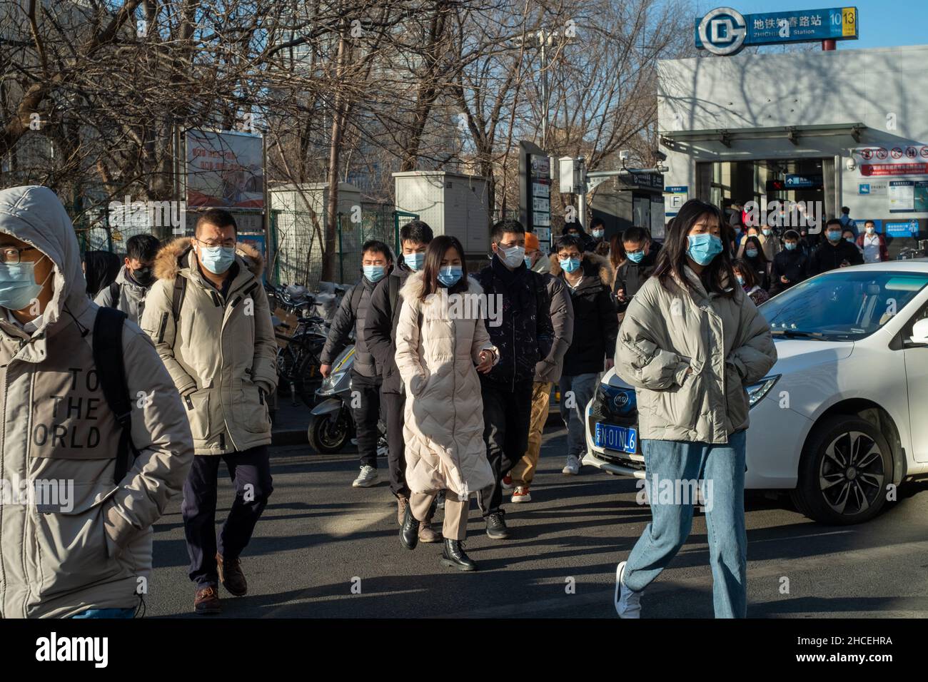 Les navetteurs du matin sortent d'une sortie de métro à Zhongguancun, centre technologique de Beijing, Chine.27 décembre 2021 Banque D'Images