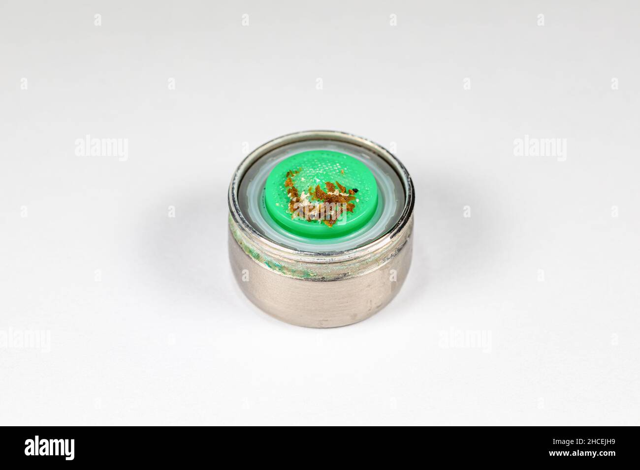 Aérateur sale du robinet de l'évier de cuisine isolé sur fond blanc.Réparation à domicile, eau potable non propre, problème de pression d'eau faible concept. Banque D'Images