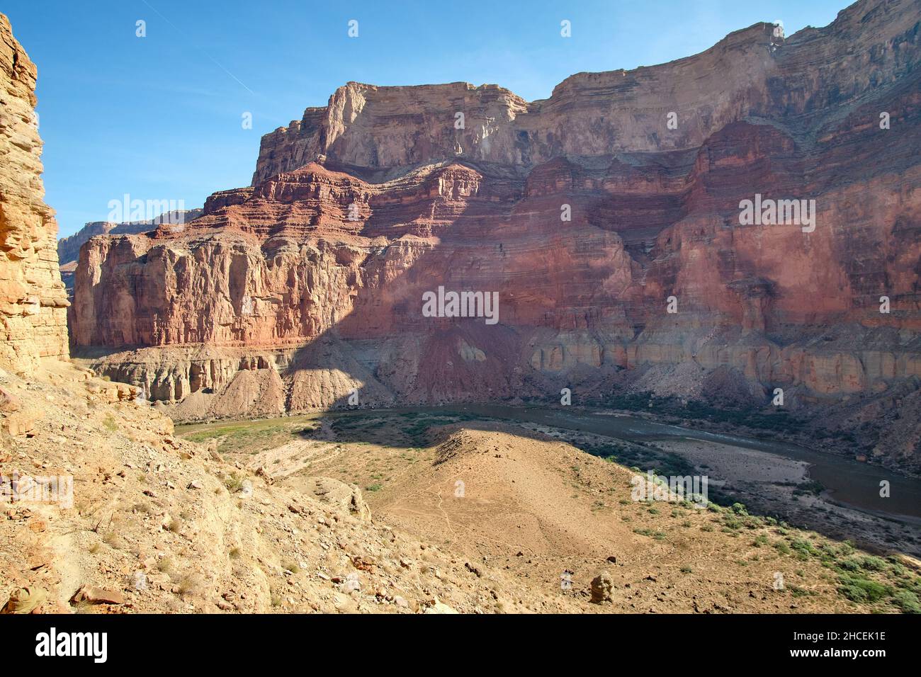 Falaises de Redwall au-dessus du fleuve Colorado au point milliaire 53 dans le Grand Canyon.Cette image a été prise du sentier de randonnée jusqu'aux greniers historiques de Nankoweap Banque D'Images