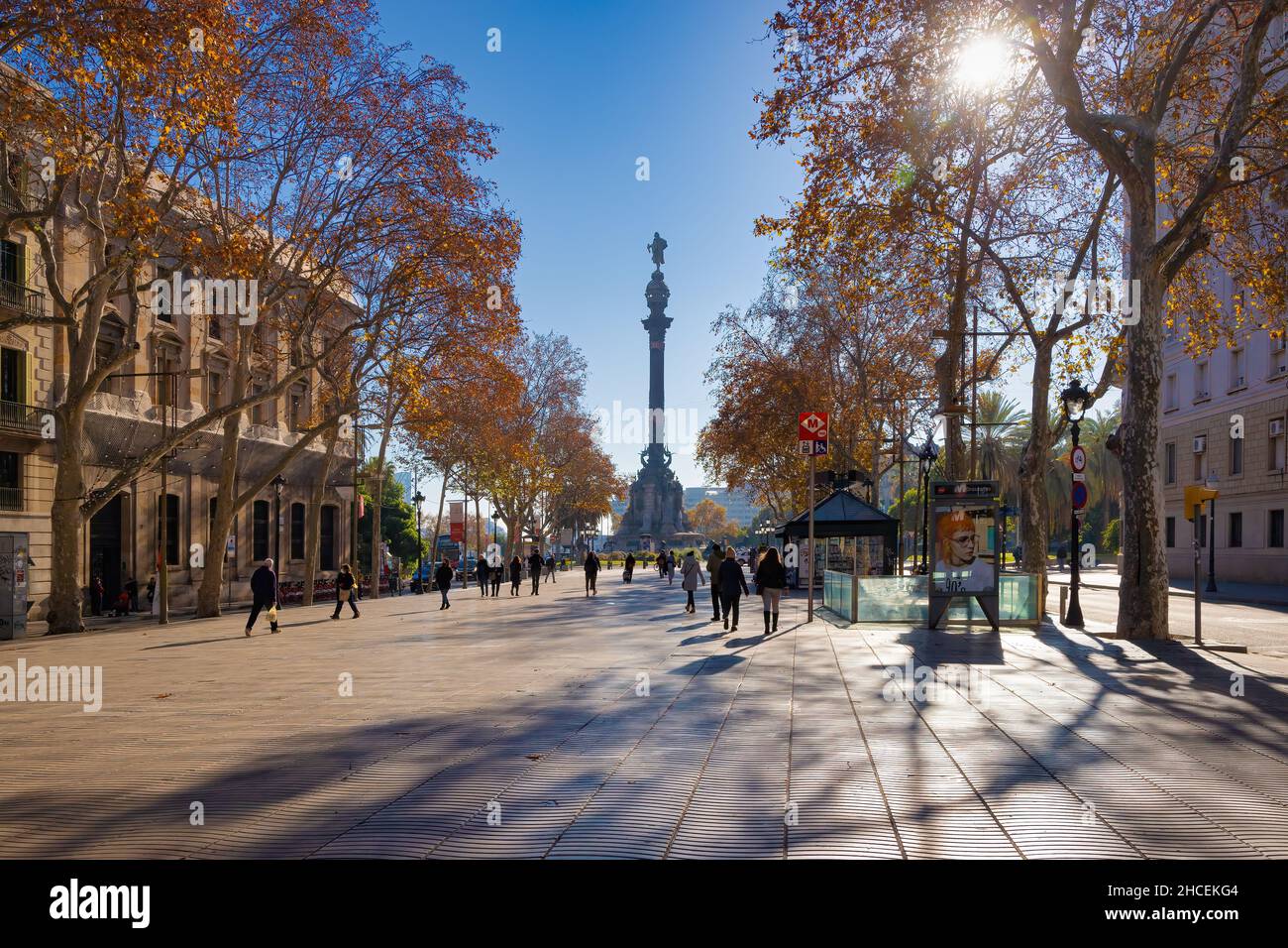 Vue sur Las Ramblas à Barcelone avec le monument de Columbus en arrière-plan, Catalogne, Espagne Banque D'Images