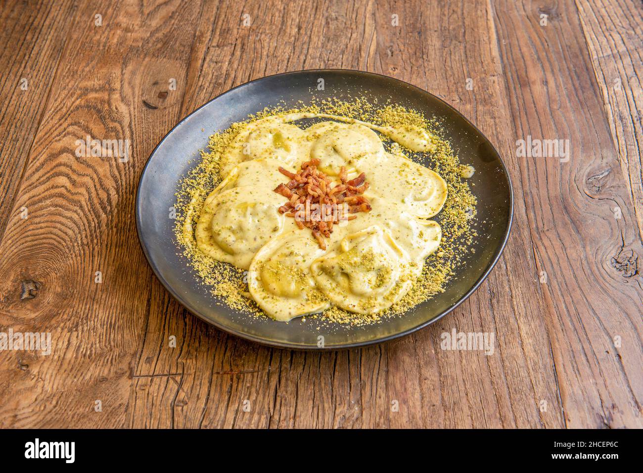 Délicieuse recette de lunette italienne avec bacon et fromage râpé Banque D'Images