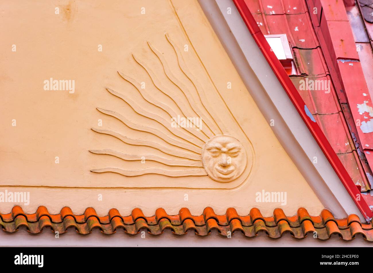 Symbole du soleil sur un pignon d'une maison historique sur la place du marché de Sobotka à l'extérieur de Jicin, Bohemian Paradise (Cesky Raj), République tchèque. Banque D'Images